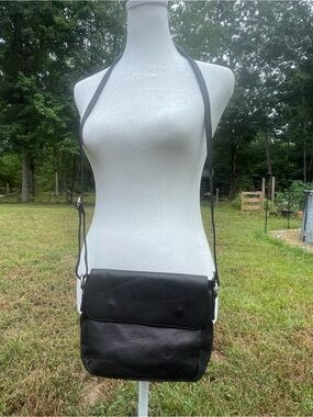 Women's Black Italian Leather Crossbody Bag - Elegant Everyday Carry